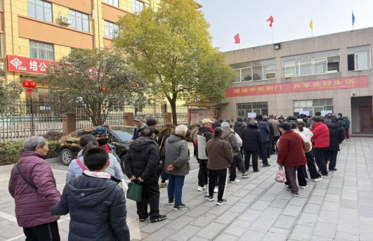 特困補助暖民心 企業(yè)擔(dān)當(dāng)顯溫情——荊門市中荊置業(yè)扎實開展困難職工幫扶工作(1)151.png